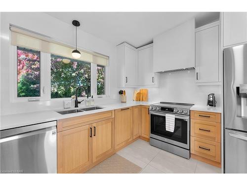 6977 Waterloo Drive, Niagara Falls, ON - Indoor Photo Showing Kitchen With Stainless Steel Kitchen With Double Sink