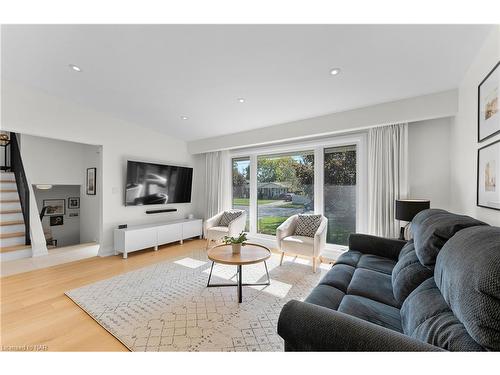 6977 Waterloo Drive, Niagara Falls, ON - Indoor Photo Showing Living Room