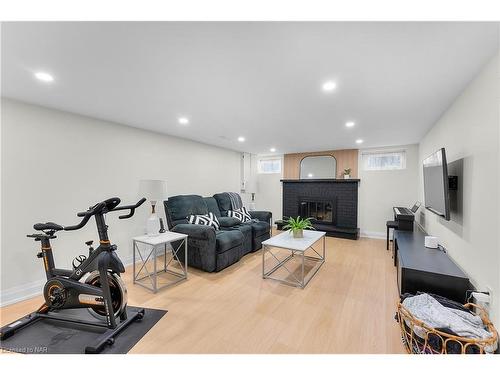 6977 Waterloo Drive, Niagara Falls, ON - Indoor Photo Showing Other Room