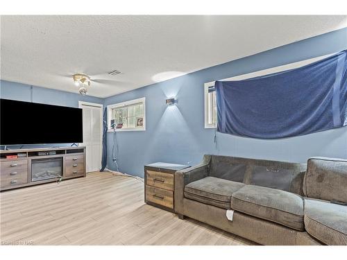 70 Rolling Acres Drive, Welland, ON - Indoor Photo Showing Living Room