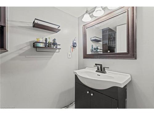 70 Rolling Acres Drive, Welland, ON - Indoor Photo Showing Bathroom