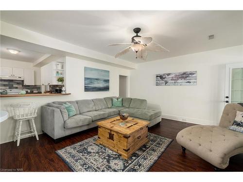 3819 Terrace Lane, Crystal Beach, ON - Indoor Photo Showing Living Room