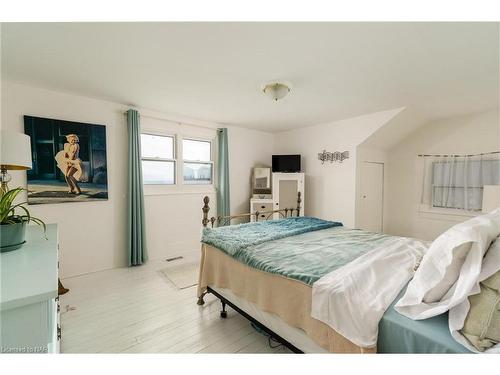 3819 Terrace Lane, Crystal Beach, ON - Indoor Photo Showing Bedroom