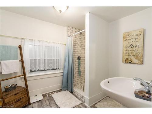 3819 Terrace Lane, Crystal Beach, ON - Indoor Photo Showing Bathroom