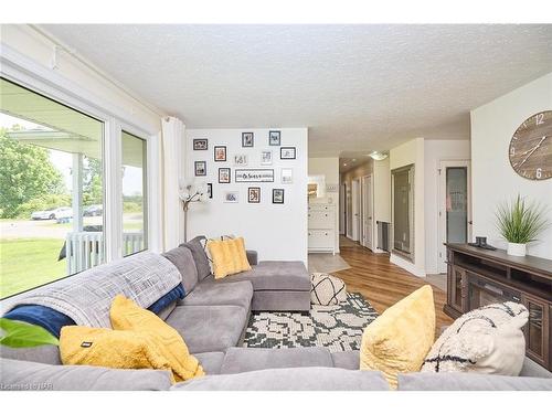 31953 Church Street, Wainfleet, ON - Indoor Photo Showing Living Room