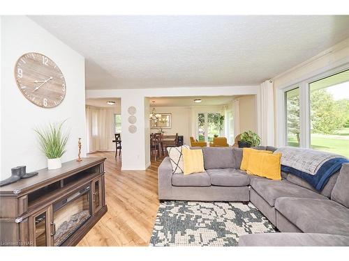 31953 Church Street, Wainfleet, ON - Indoor Photo Showing Living Room