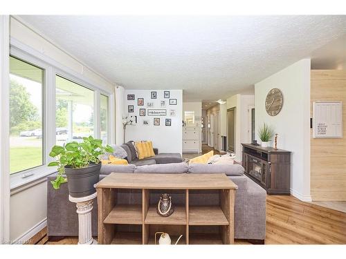 31953 Church Street, Wainfleet, ON - Indoor Photo Showing Living Room