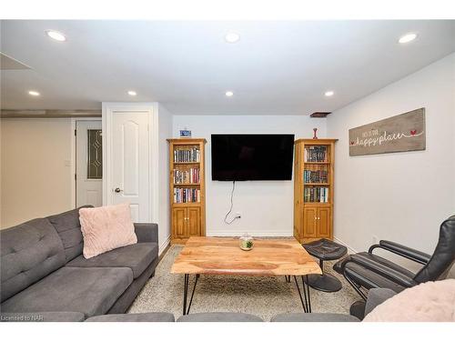 31953 Church Street, Wainfleet, ON - Indoor Photo Showing Living Room