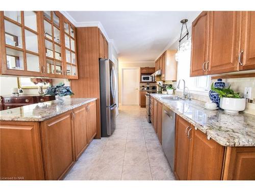 15 Burgess Drive, Grimsby, ON - Indoor Photo Showing Kitchen With Double Sink