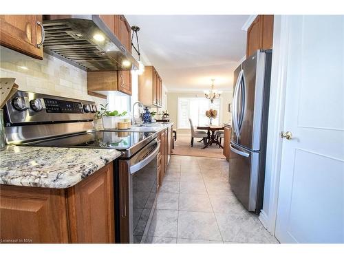 15 Burgess Drive, Grimsby, ON - Indoor Photo Showing Kitchen