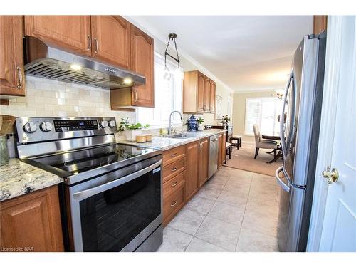 15 Burgess Drive, Grimsby, ON - Indoor Photo Showing Kitchen