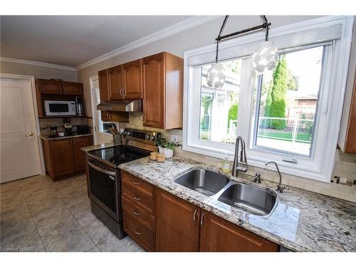 15 Burgess Drive, Grimsby, ON - Indoor Photo Showing Kitchen With Double Sink