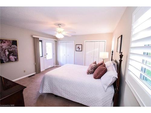 15 Burgess Drive, Grimsby, ON - Indoor Photo Showing Bedroom