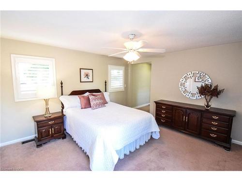 15 Burgess Drive, Grimsby, ON - Indoor Photo Showing Bedroom