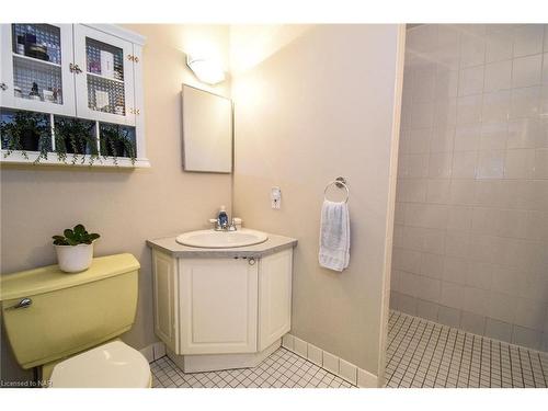 15 Burgess Drive, Grimsby, ON - Indoor Photo Showing Bathroom