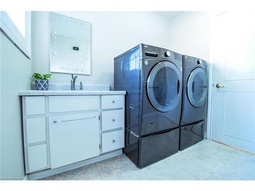 15 Burgess Drive, Grimsby, ON - Indoor Photo Showing Laundry Room