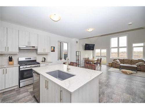 42 Shoreview Drive Drive, Welland, ON - Indoor Photo Showing Kitchen