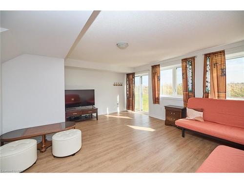 42 Shoreview Drive Drive, Welland, ON - Indoor Photo Showing Living Room