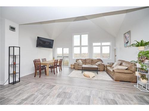 42 Shoreview Drive Drive, Welland, ON - Indoor Photo Showing Living Room