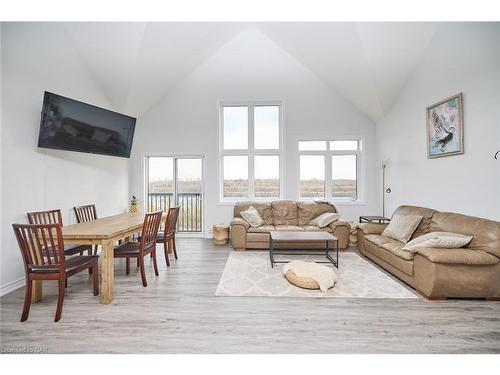 42 Shoreview Drive Drive, Welland, ON - Indoor Photo Showing Living Room