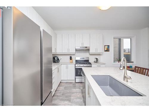 42 Shoreview Drive Drive, Welland, ON - Indoor Photo Showing Kitchen With Double Sink