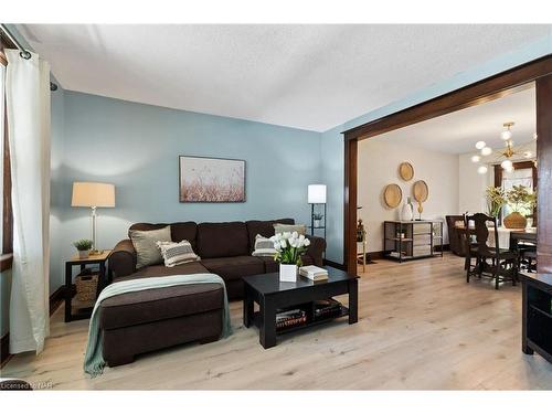 89 Louisa Street, St. Catharines, ON - Indoor Photo Showing Living Room