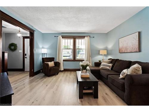 89 Louisa Street, St. Catharines, ON - Indoor Photo Showing Living Room