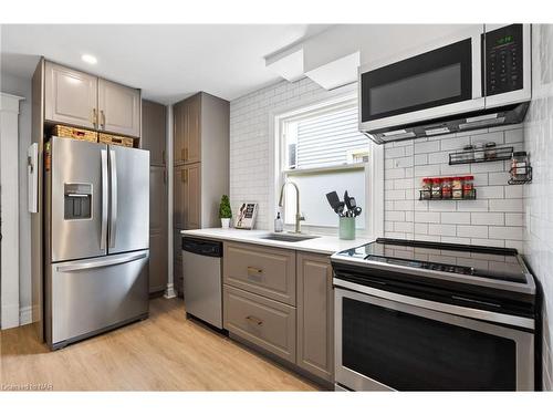 89 Louisa Street, St. Catharines, ON - Indoor Photo Showing Kitchen