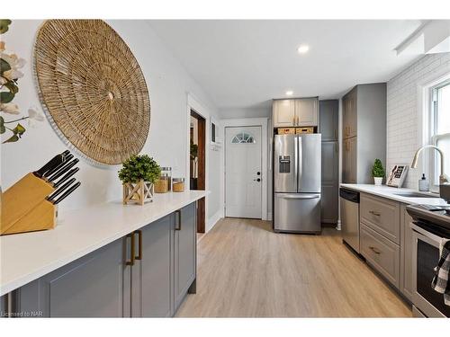 89 Louisa Street, St. Catharines, ON - Indoor Photo Showing Kitchen