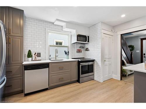 89 Louisa Street, St. Catharines, ON - Indoor Photo Showing Kitchen