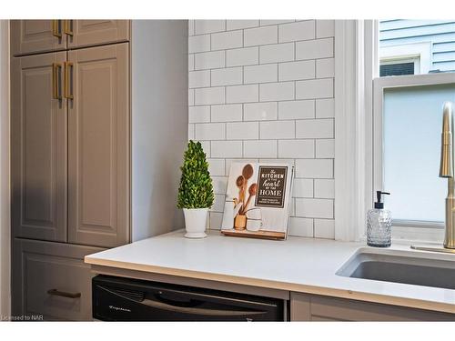 89 Louisa Street, St. Catharines, ON - Indoor Photo Showing Kitchen