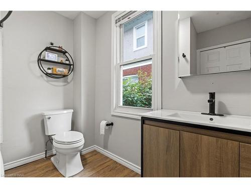 6539 Monroe Street, Niagara Falls, ON - Indoor Photo Showing Bathroom