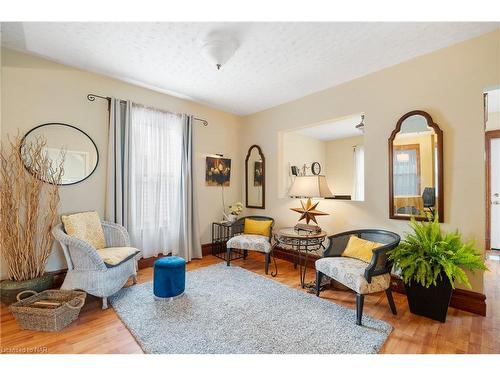 34 Tasker Street, St. Catharines, ON - Indoor Photo Showing Living Room