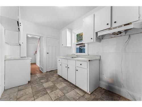 10 Mildred Avenue, St. Catharines, ON - Indoor Photo Showing Kitchen