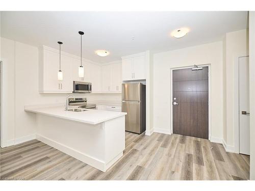 203-300B Fourth Avenue, St. Catharines, ON - Indoor Photo Showing Kitchen