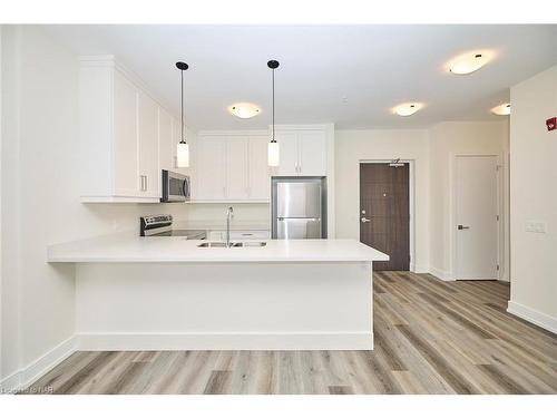 203-300B Fourth Avenue, St. Catharines, ON - Indoor Photo Showing Kitchen With Upgraded Kitchen