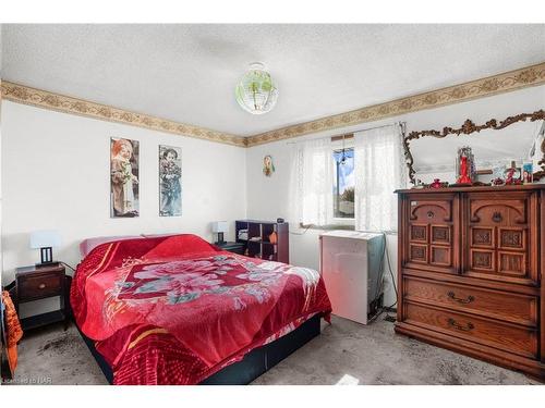 6159 Village Crescent, Niagara Falls, ON - Indoor Photo Showing Bedroom