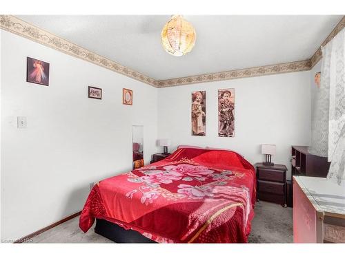 6159 Village Crescent, Niagara Falls, ON - Indoor Photo Showing Bedroom