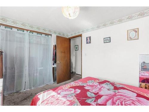 6159 Village Crescent, Niagara Falls, ON - Indoor Photo Showing Bedroom