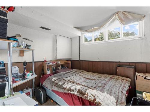 6159 Village Crescent, Niagara Falls, ON - Indoor Photo Showing Bedroom