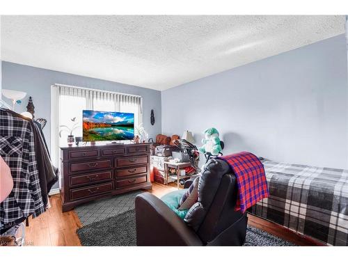 6159 Village Crescent, Niagara Falls, ON - Indoor Photo Showing Bedroom