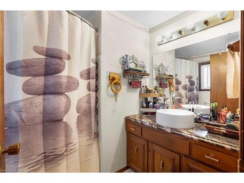 6159 Village Crescent, Niagara Falls, ON - Indoor Photo Showing Bathroom