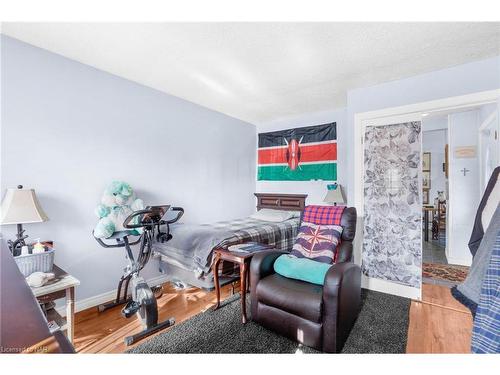 6159 Village Crescent, Niagara Falls, ON - Indoor Photo Showing Bedroom