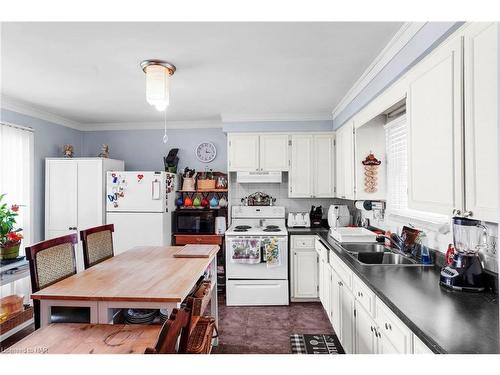 6159 Village Crescent, Niagara Falls, ON - Indoor Photo Showing Kitchen With Double Sink