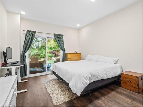 1647 Gregory Road, St. Catharines, ON - Indoor Photo Showing Bedroom