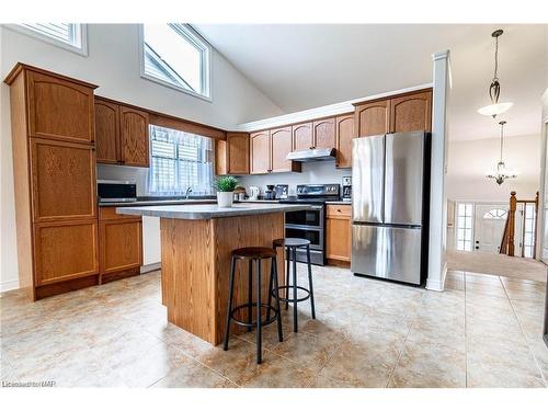 7023 Kalar Road, Niagara Falls, ON - Indoor Photo Showing Kitchen