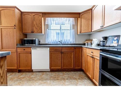 7023 Kalar Road, Niagara Falls, ON - Indoor Photo Showing Kitchen