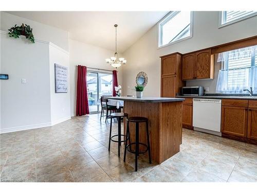 7023 Kalar Road, Niagara Falls, ON - Indoor Photo Showing Kitchen