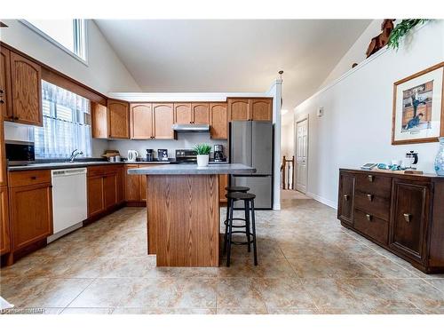 7023 Kalar Road, Niagara Falls, ON - Indoor Photo Showing Kitchen