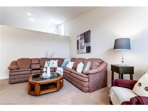 7023 Kalar Road, Niagara Falls, ON - Indoor Photo Showing Living Room